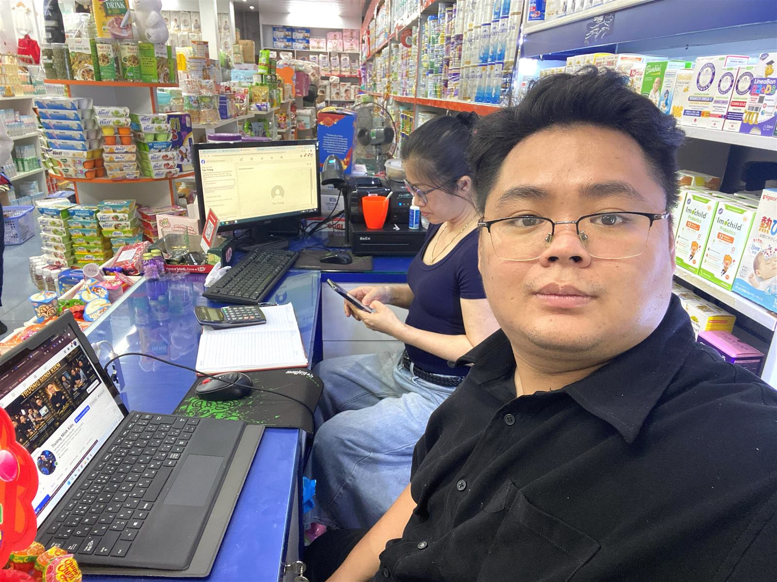 Trương Minh Kiên đang thao tác quảng cáo